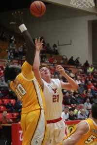 Bobby Hain goes up for a layup on Thursday against Valparaiso. The Crusaders defeated YSU, 74-71. Photo by Dustin Livesay/The Jambar.