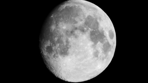 Photo courtesy of Mark Harkin/Flickr. CC by 2.0. “Moon 6th September Clydebank.”