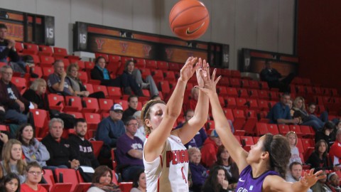 Freshman guard Nikki Arbana (4) attempts a 3-point shot during the Penguins game against Niagara on 11/15. Arbana scored 25 points, a YSU record for a freshman during a season opener. She was named the Horizon League Freshman of the Week. Photo by Dustin Livesay/ The Jambar.